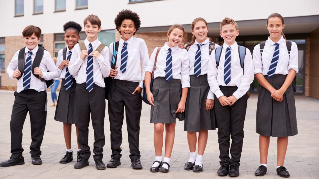 port de l'uniforme chez les enfants