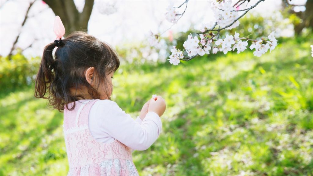 enfant au printemps