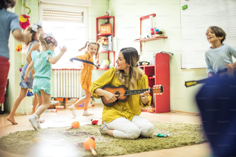 accompagnant éducatif petite enfance AEPE en activité auprès des jeunes enfants
