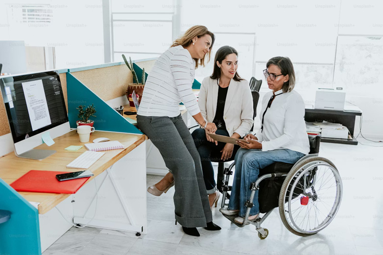 activité professionnelle en ESAT animée par un moniteur d’atelier spécialisé